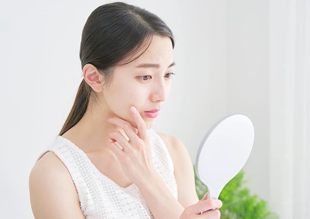 悩んでいる女性